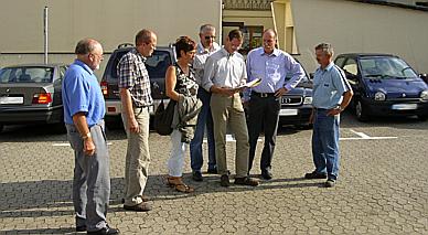 Der Gladbacher Ortsbeirat auf dem Parkplatz in der Ortsmitte